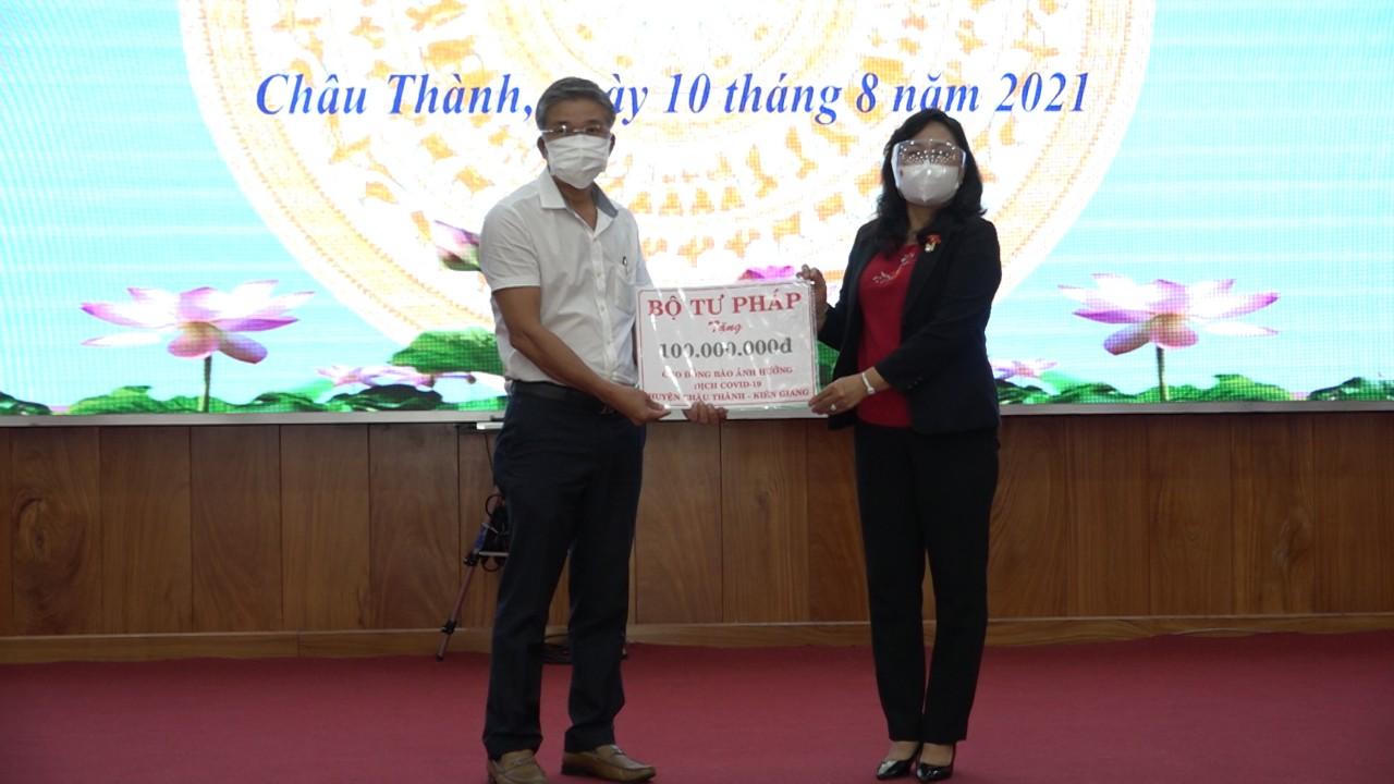 Bộ trưởng Bộ Tư pháp giúp đỡ người dân Kiên Giang gặp khó khăn do dịch bệnh COVID-19