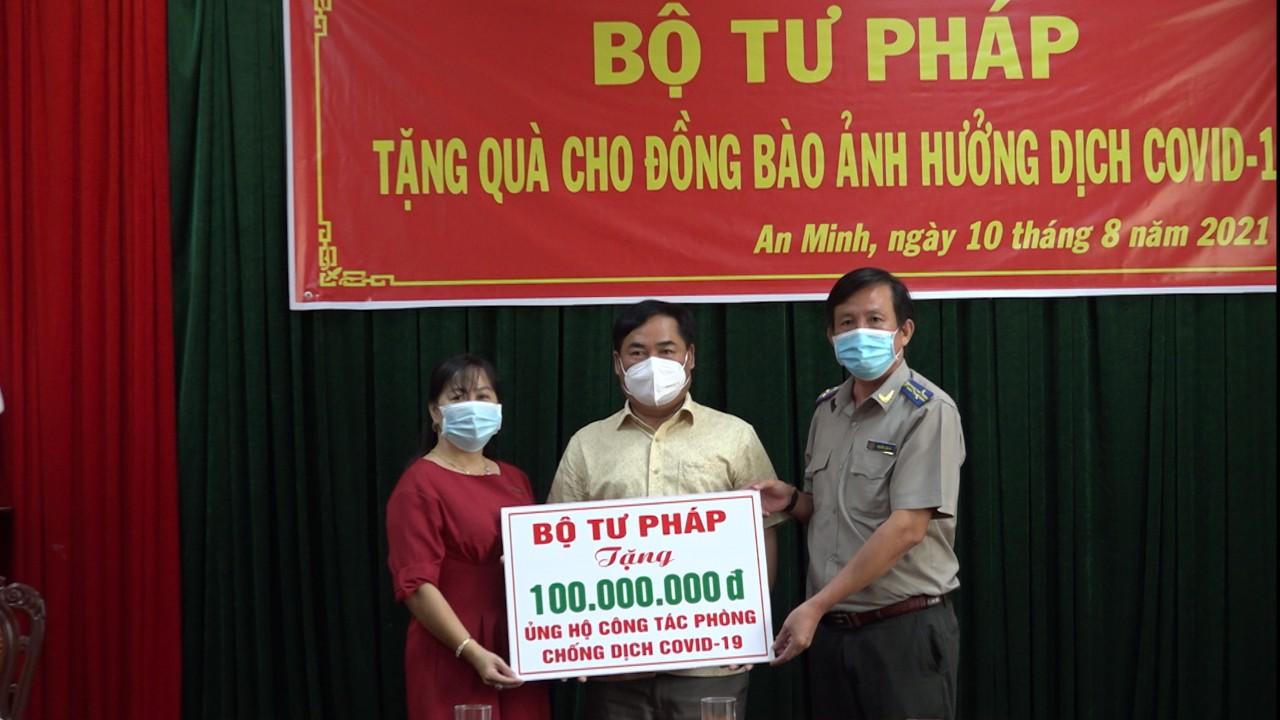 Bộ trưởng Bộ Tư pháp giúp đỡ người dân Kiên Giang gặp khó khăn do dịch bệnh COVID-19