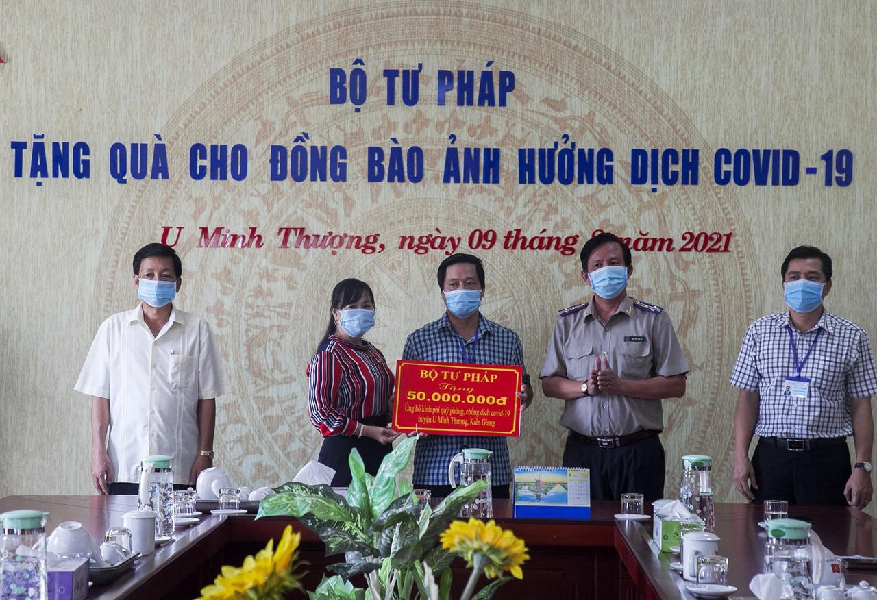 Bộ trưởng Bộ Tư pháp giúp đỡ người dân Kiên Giang gặp khó khăn do dịch bệnh COVID-19