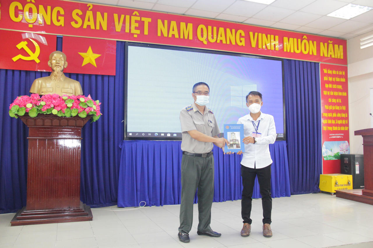Cục Thi hành án dân sự TP.HCM trao quà phòng, chống dịch Covid-19