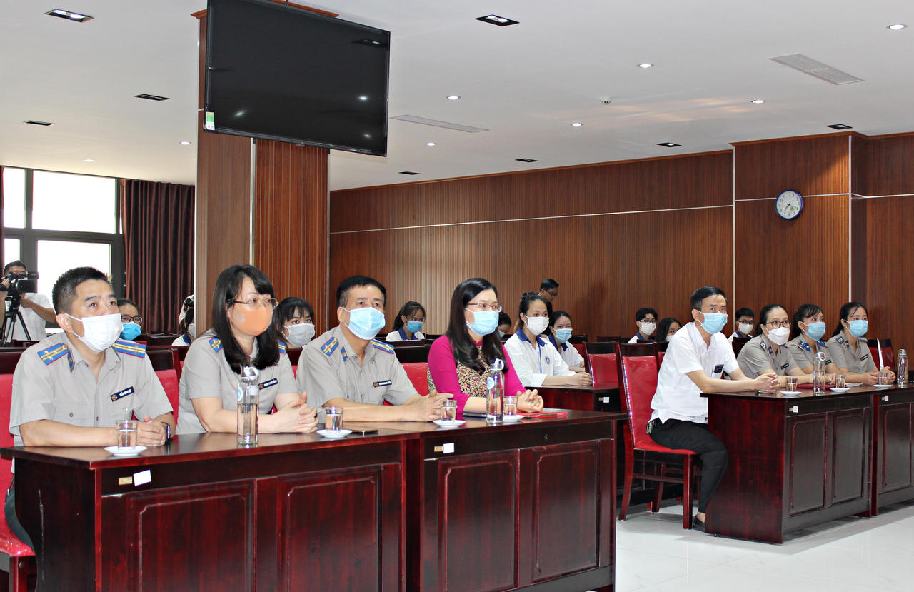 Cục Thi hành án dân sự Vĩnh Phúc tặng học bổng cho học sinh nghèo vượt khó