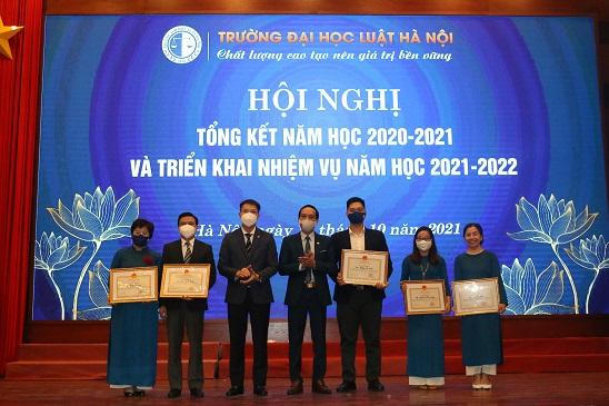 Trường Đại học Luật Hà Nội tổng kết năm học 2020 – 2021 và triển khai nhiệm vụ năm học 2021 – 2022.