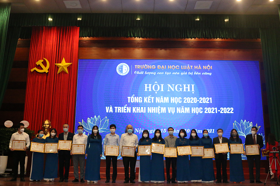 Trường Đại học Luật Hà Nội tổng kết năm học 2020 – 2021 và triển khai nhiệm vụ năm học 2021 – 2022.