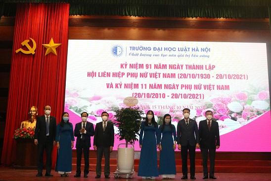 Trường Đại học Luật Hà Nội tổng kết năm học 2020 – 2021 và triển khai nhiệm vụ năm học 2021 – 2022.