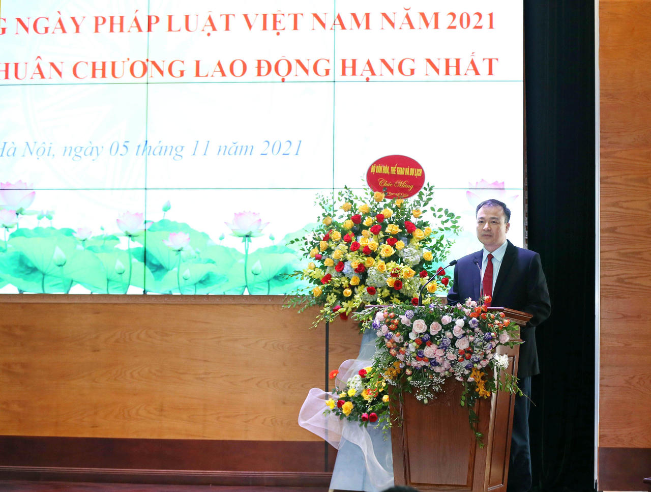 Vụ Pháp chế Bộ VHTT&DL đón nhận Huân chương lao động hạng Nhất