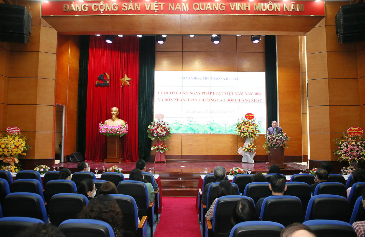 Vụ Pháp chế Bộ VHTT&DL đón nhận Huân chương lao động hạng Nhất