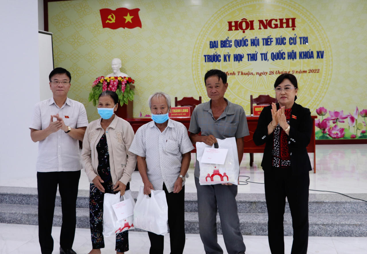 Bộ trưởng Bộ Tư pháp Lê Thành Long tiếp xúc cử tri Kiên Giang