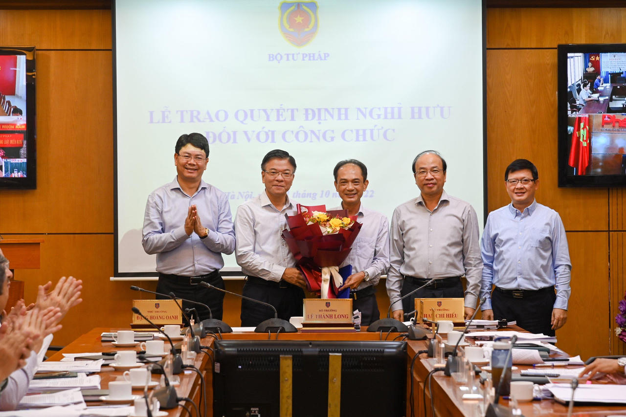 Bộ Tư pháp trao Quyết định nghỉ hưu cho cán bộ