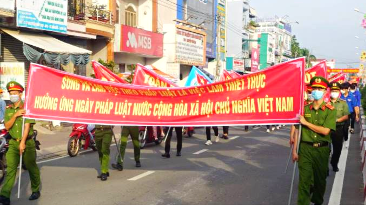 Cầu nối vững chắc đưa pháp luật vào cuộc sống