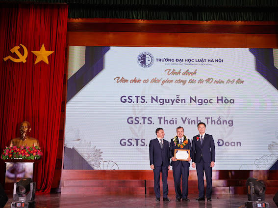 Trường Đại học Luật Hà Nội có 02 nhà giáo được tặng Bằng khen nhà giáo tiêu biểu