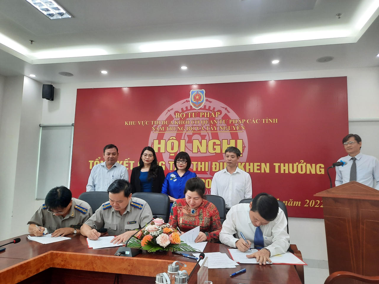 Đưa phong trào thi đua hướng về cơ sở