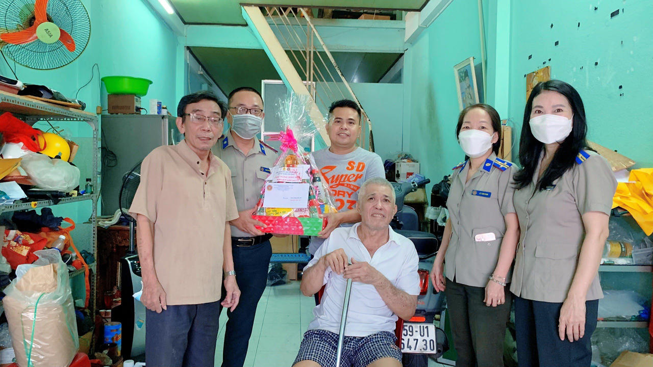 Chi cục THADS quận Tân Bình thăm và tặng quà một số gia đình nhân dịp Tết Nguyên Đán 2023