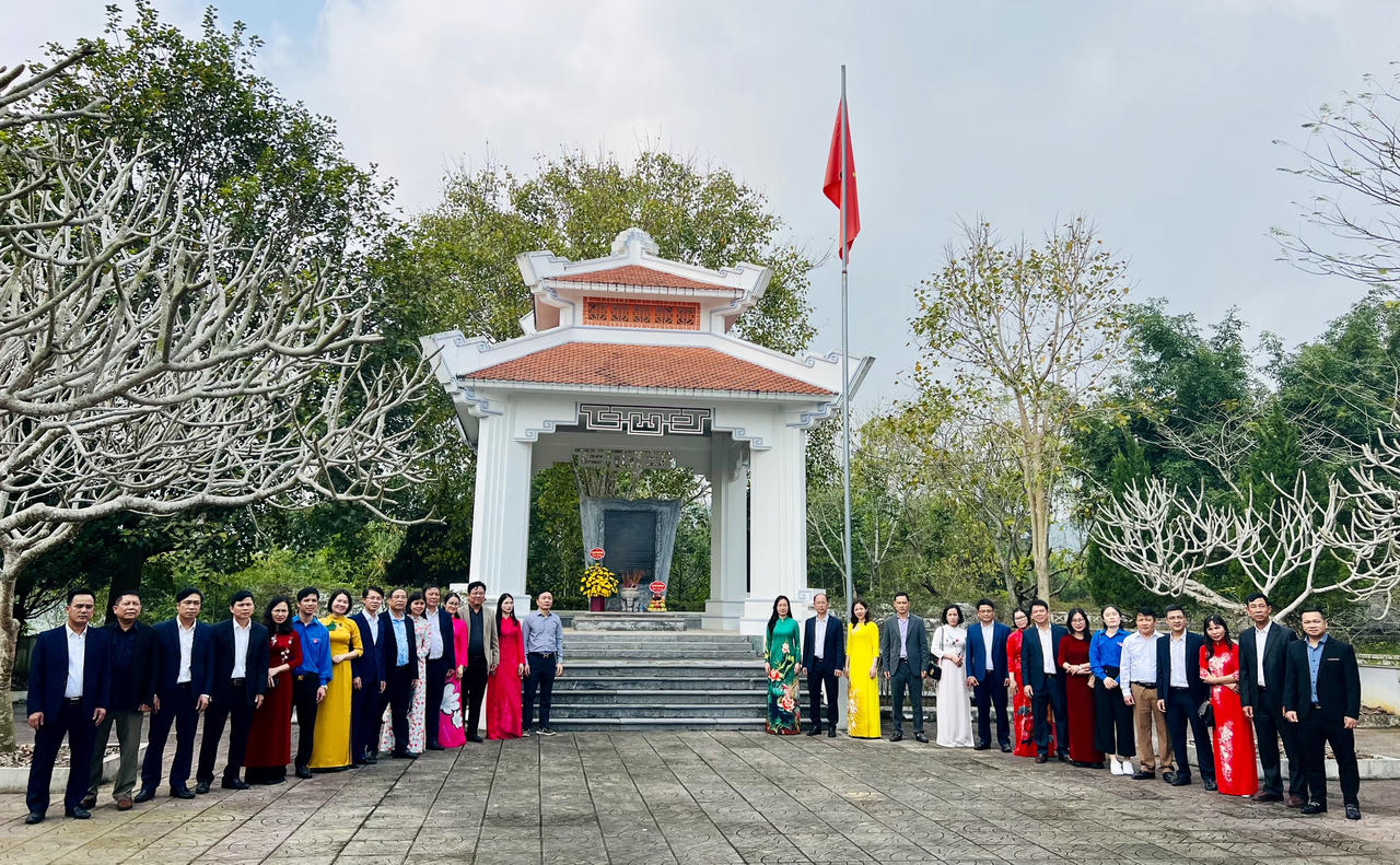 Sở Tư pháp Bắc Giang dâng hương, báo công nhân Kỷ niệm 40 năm Ngày thành lập