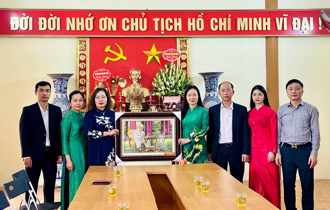 Sở Tư pháp Bắc Giang dâng hương, báo công nhân Kỷ niệm 40 năm Ngày thành lập