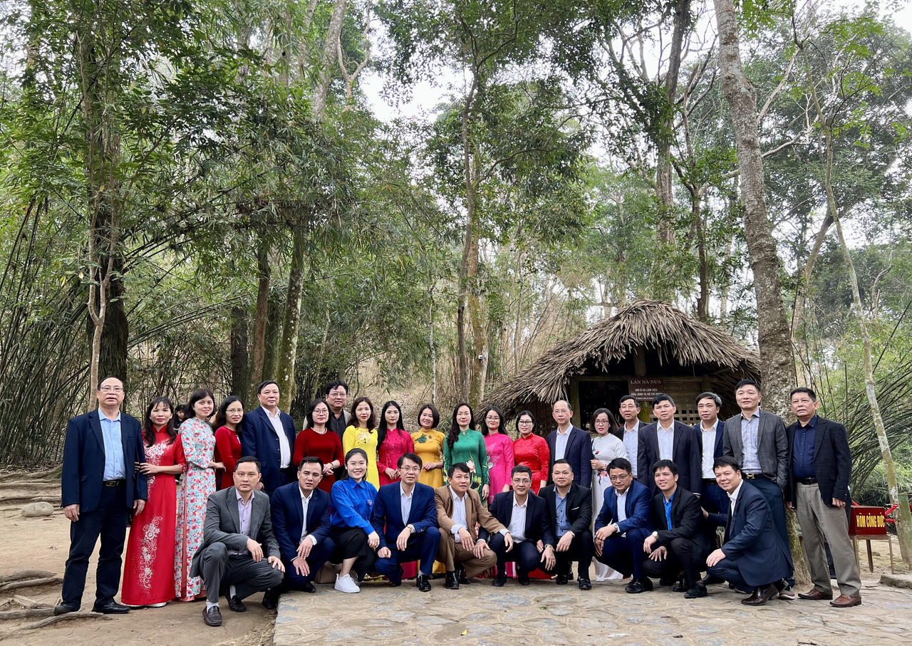 Sở Tư pháp Bắc Giang dâng hương, báo công nhân Kỷ niệm 40 năm Ngày thành lập