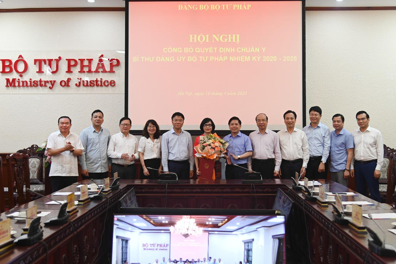 Trao Quyết định chuẩn y Bí thư Đảng ủy Bộ Tư pháp cho Thứ trưởng Đặng Hoàng Oanh