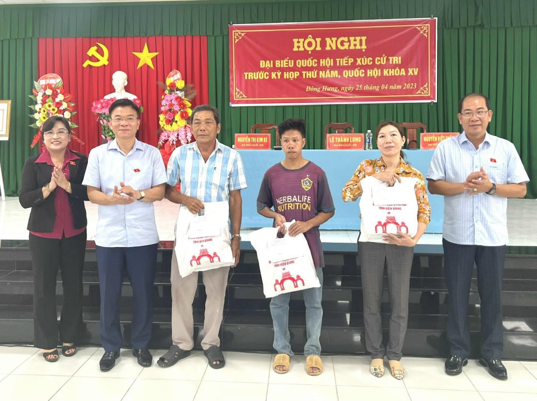 Bộ trưởng Bộ Tư pháp Lê Thành Long tiếp xúc cử tri xã Đông Hưng, huyện An Minh