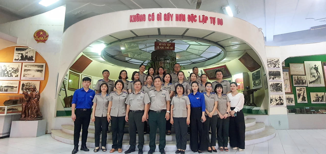 Tân Bình: Chi cục THADS dâng hoa kỷ niệm 133 năm Ngày sinh Chủ tịch Hồ Chí Minh