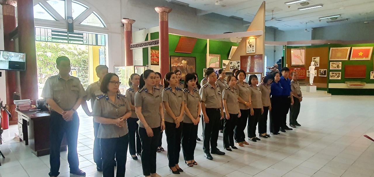 Tân Bình: Chi cục THADS dâng hoa kỷ niệm 133 năm Ngày sinh Chủ tịch Hồ Chí Minh