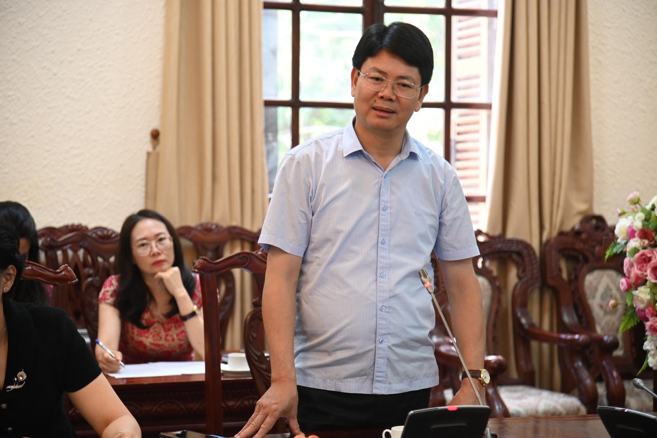 Trao sổ tiết kiệm Chương trình “Cha – Mẹ đỡ đầu” năm 2023