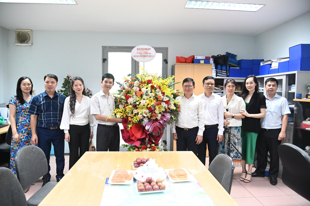 Thứ trưởng Mai Lương Khôi chúc mừng các cơ quan báo chí