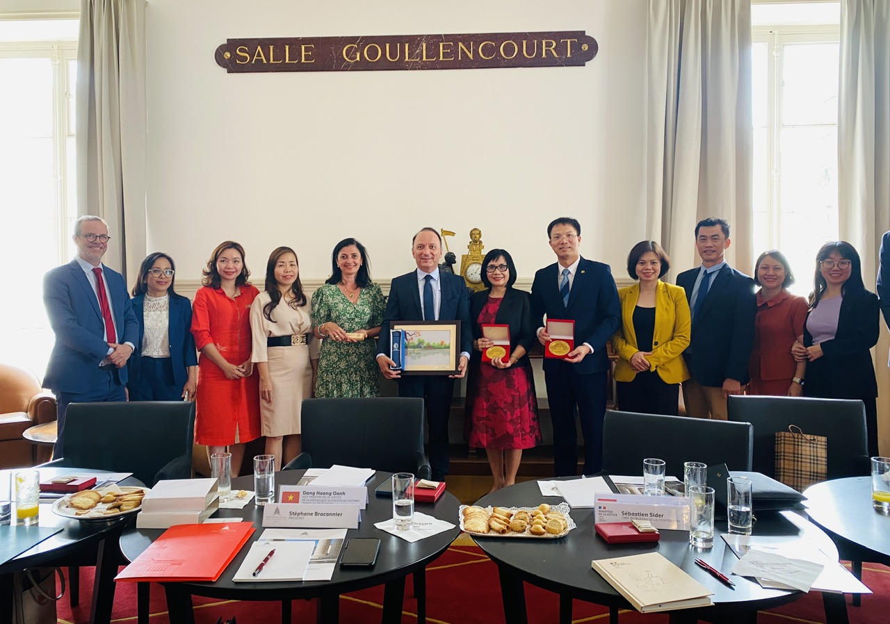 Tiếp tục đẩy mạnh hợp tác với các hiệp hội nghề luật và các cơ sở đào tạo luật của Pháp