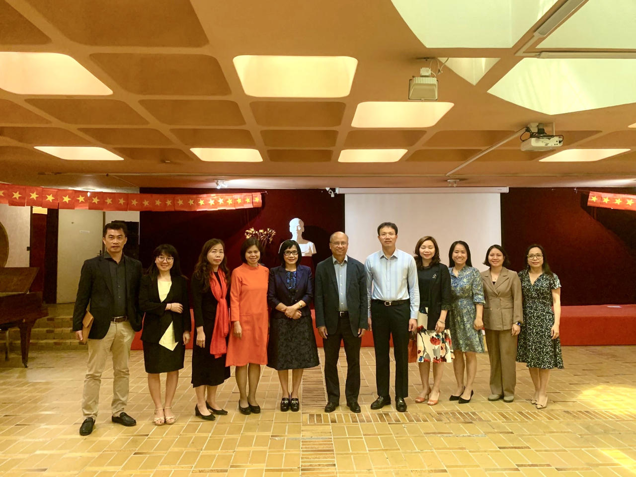 Tiếp tục đẩy mạnh hợp tác với các hiệp hội nghề luật và các cơ sở đào tạo luật của Pháp