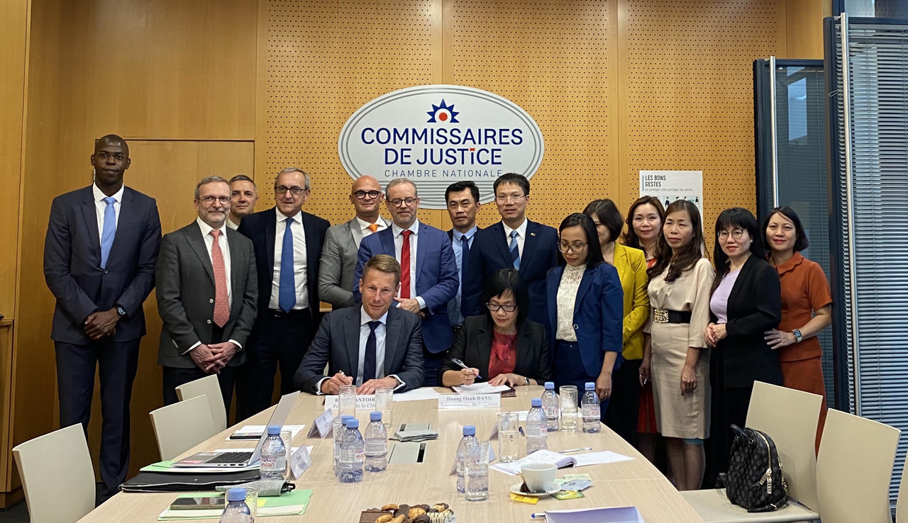 Tiếp tục đẩy mạnh hợp tác với các hiệp hội nghề luật và các cơ sở đào tạo luật của Pháp