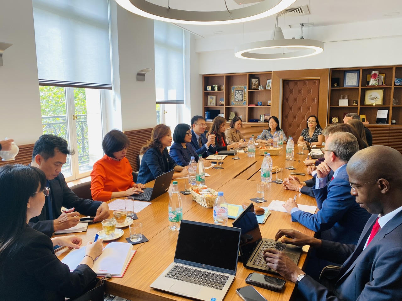 Tiếp tục đẩy mạnh hợp tác với các hiệp hội nghề luật và các cơ sở đào tạo luật của Pháp