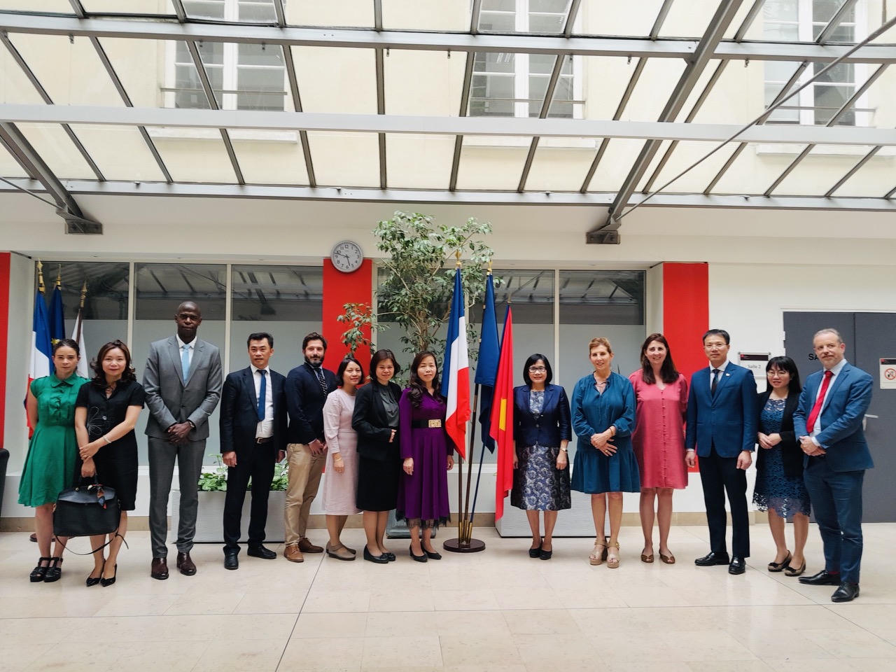 Tiếp tục đẩy mạnh hợp tác với các hiệp hội nghề luật và các cơ sở đào tạo luật của Pháp