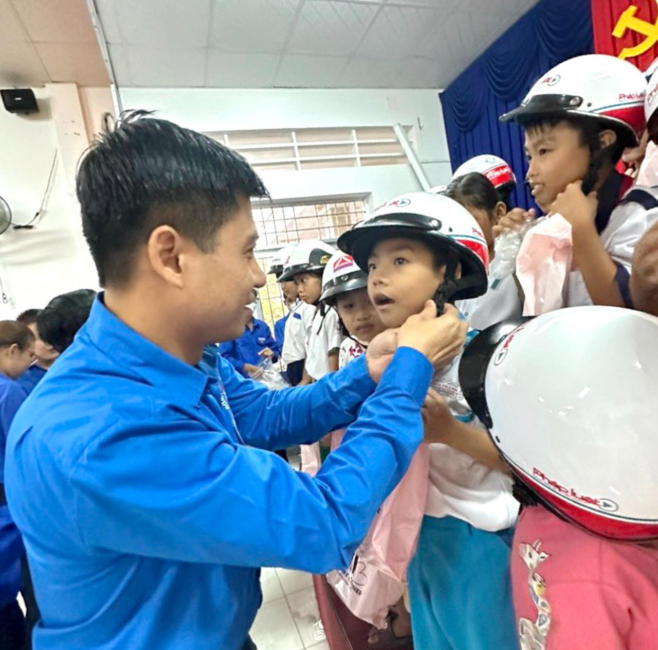 Đoàn Thanh niên Bộ Tư pháp mang pháp luật và an sinh đến với mảnh đất cực Nam của Tổ quốc