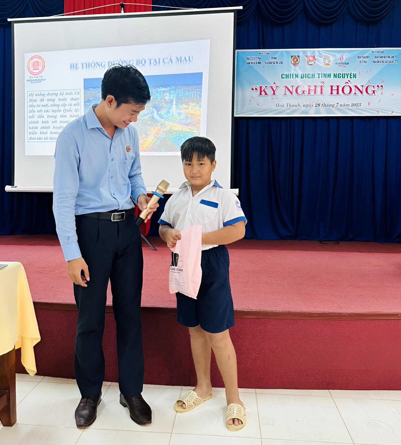 Đoàn Thanh niên Bộ Tư pháp mang pháp luật và an sinh đến với mảnh đất cực Nam của Tổ quốc