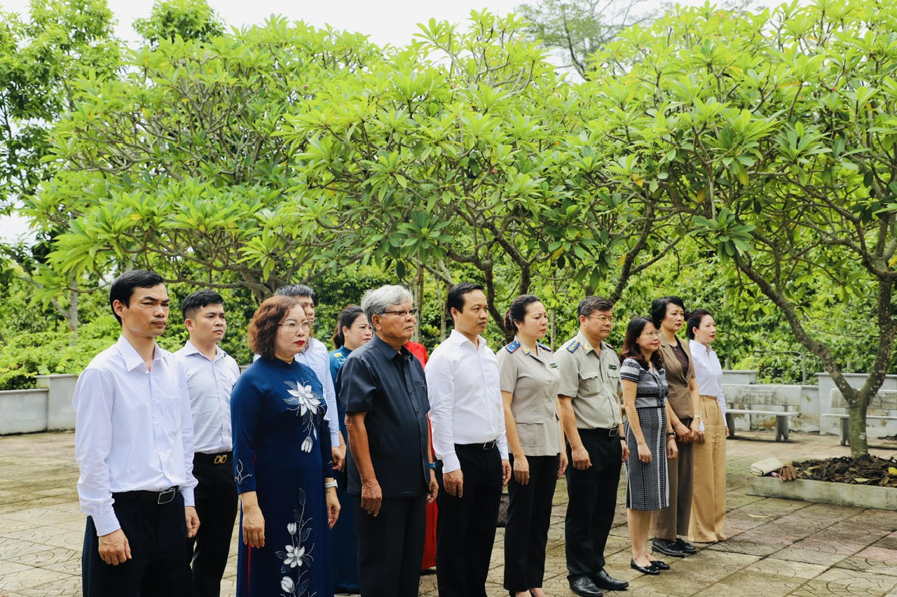 Lãnh đạo Bộ Tư pháp dâng hương kỷ niệm 78 năm ngày truyền thống ngành Tư pháp 