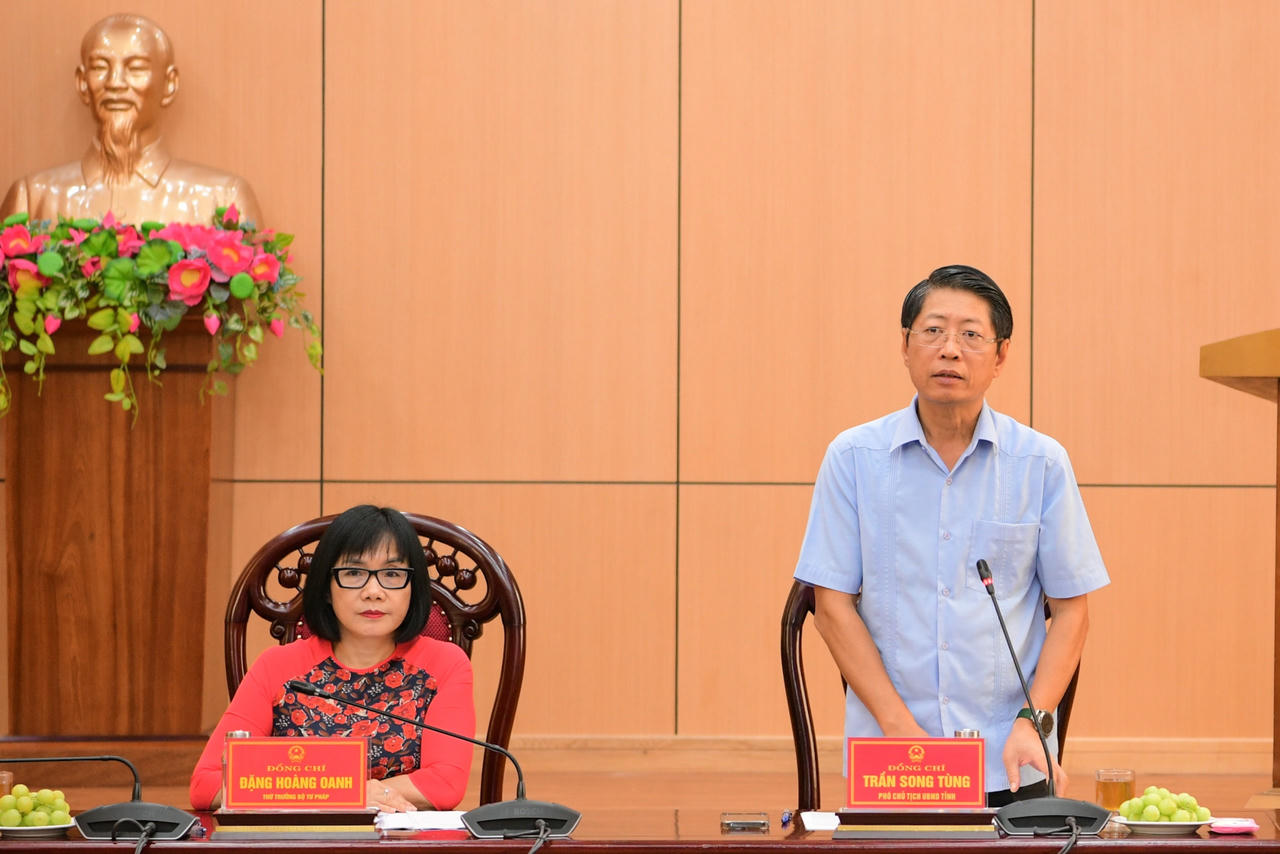 Thứ trưởng Đặng Hoàng Oanh làm việc tại tỉnh Ninh Bình