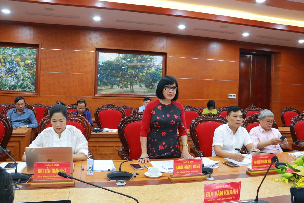 Thứ trưởng Bộ Tư pháp Đặng Hoàng Oanh làm việc tại Hòa Bình