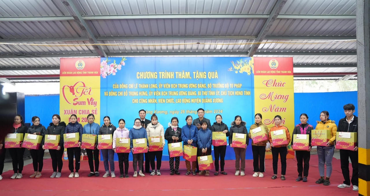 Bộ trưởng Lê Thành Long tặng quà Tết cho công nhân lao động và gia đình chính sách tại Thanh Hóa