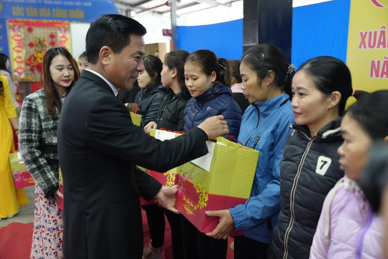 Bộ trưởng Lê Thành Long tặng quà Tết cho công nhân lao động và gia đình chính sách tại Thanh Hóa
