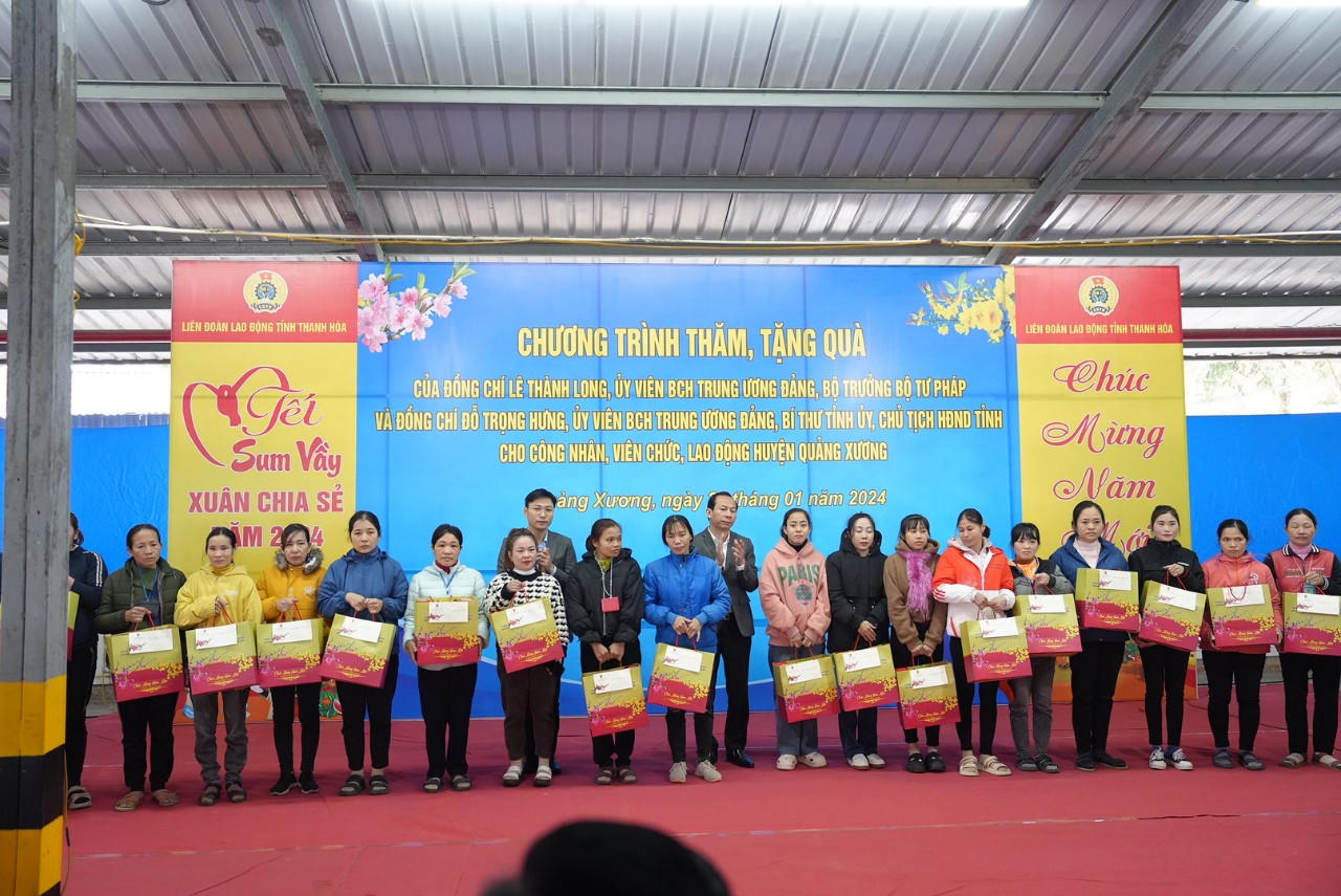 Bộ trưởng Lê Thành Long tặng quà Tết cho công nhân lao động và gia đình chính sách tại Thanh Hóa