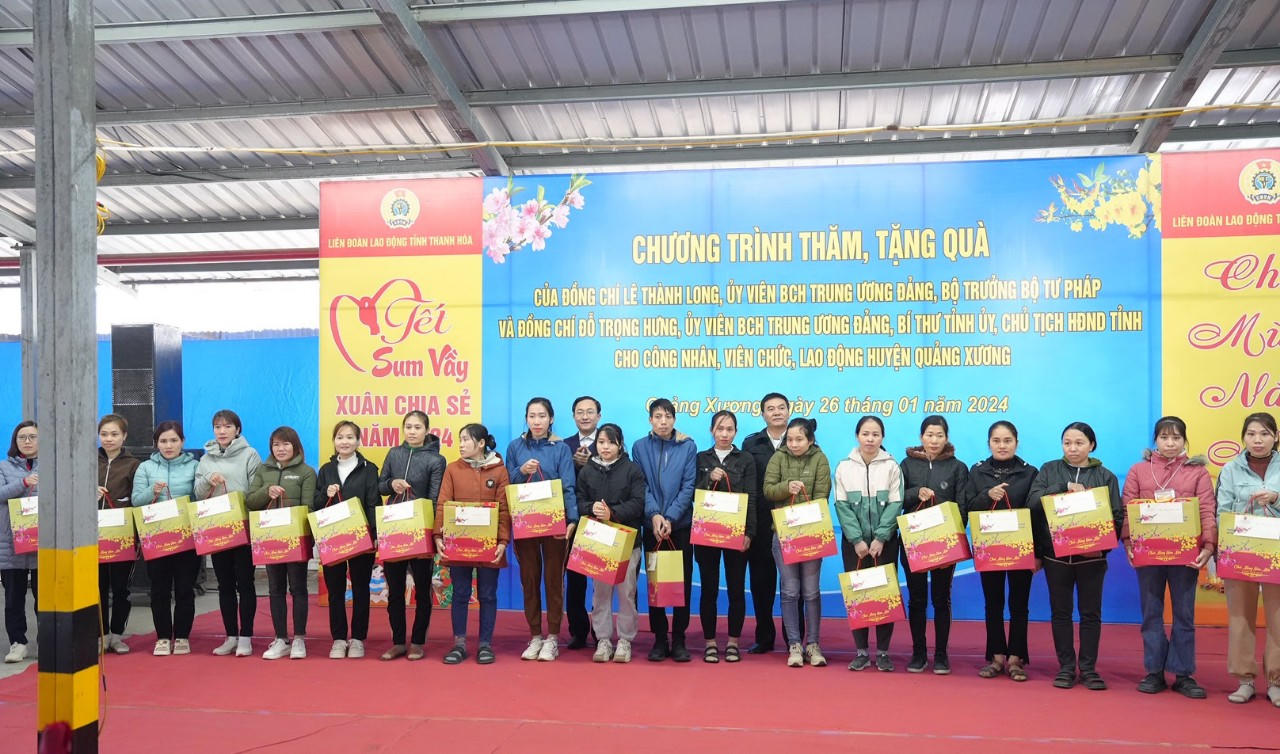 Bộ trưởng Lê Thành Long tặng quà Tết cho công nhân lao động và gia đình chính sách tại Thanh Hóa
