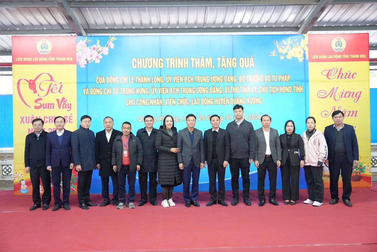 Bộ trưởng Lê Thành Long tặng quà Tết cho công nhân lao động và gia đình chính sách tại Thanh Hóa