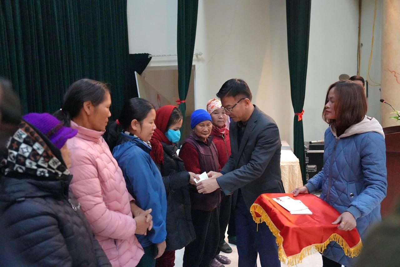 Bộ trưởng Lê Thành Long tặng quà Tết cho công nhân lao động và gia đình chính sách tại Thanh Hóa