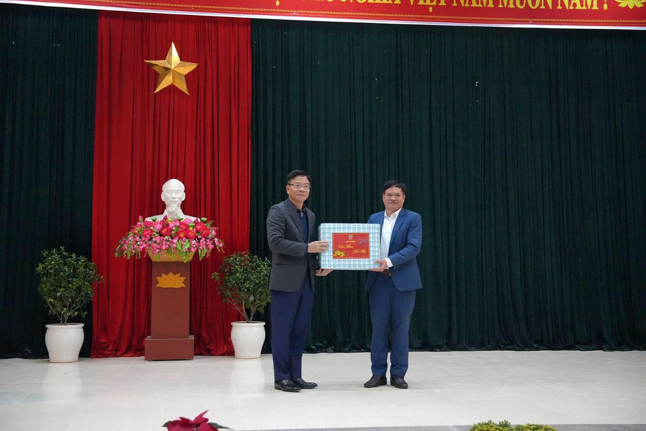 Bộ trưởng Lê Thành Long tặng quà Tết cho công nhân lao động và gia đình chính sách tại Thanh Hóa