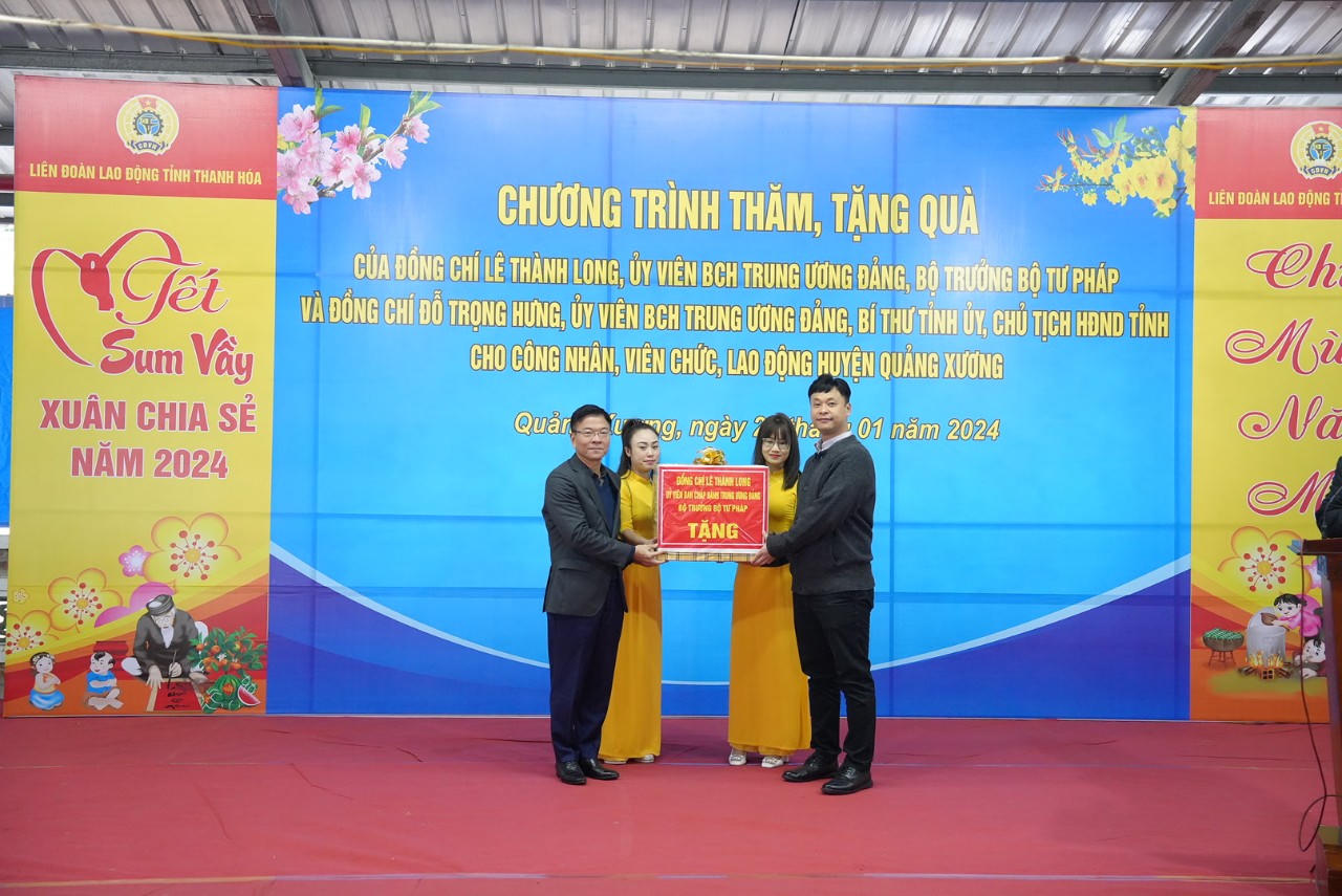 Bộ trưởng Lê Thành Long tặng quà Tết cho công nhân lao động và gia đình chính sách tại Thanh Hóa