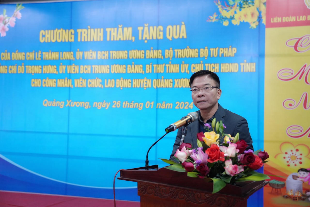 Bộ trưởng Lê Thành Long tặng quà Tết cho công nhân lao động và gia đình chính sách tại Thanh Hóa