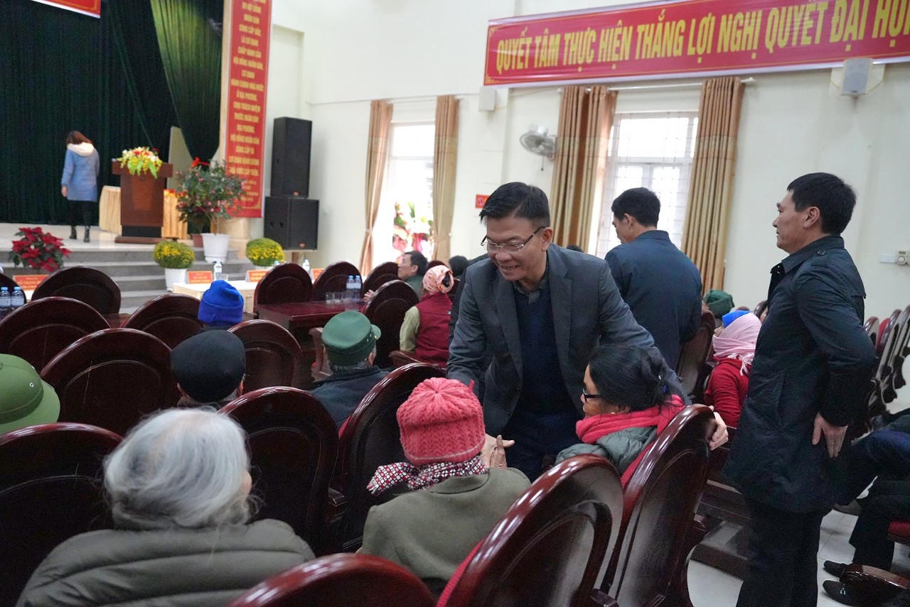 Bộ trưởng Lê Thành Long tặng quà Tết cho công nhân lao động và gia đình chính sách tại Thanh Hóa