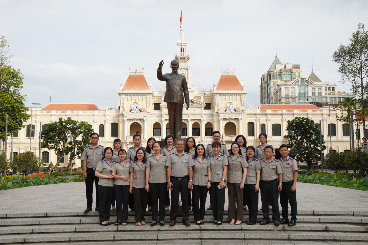 Chi cục Thi hành án dân sự Quận 1 dâng hương tưởng niệm Chủ tịch Hồ Chí Minh