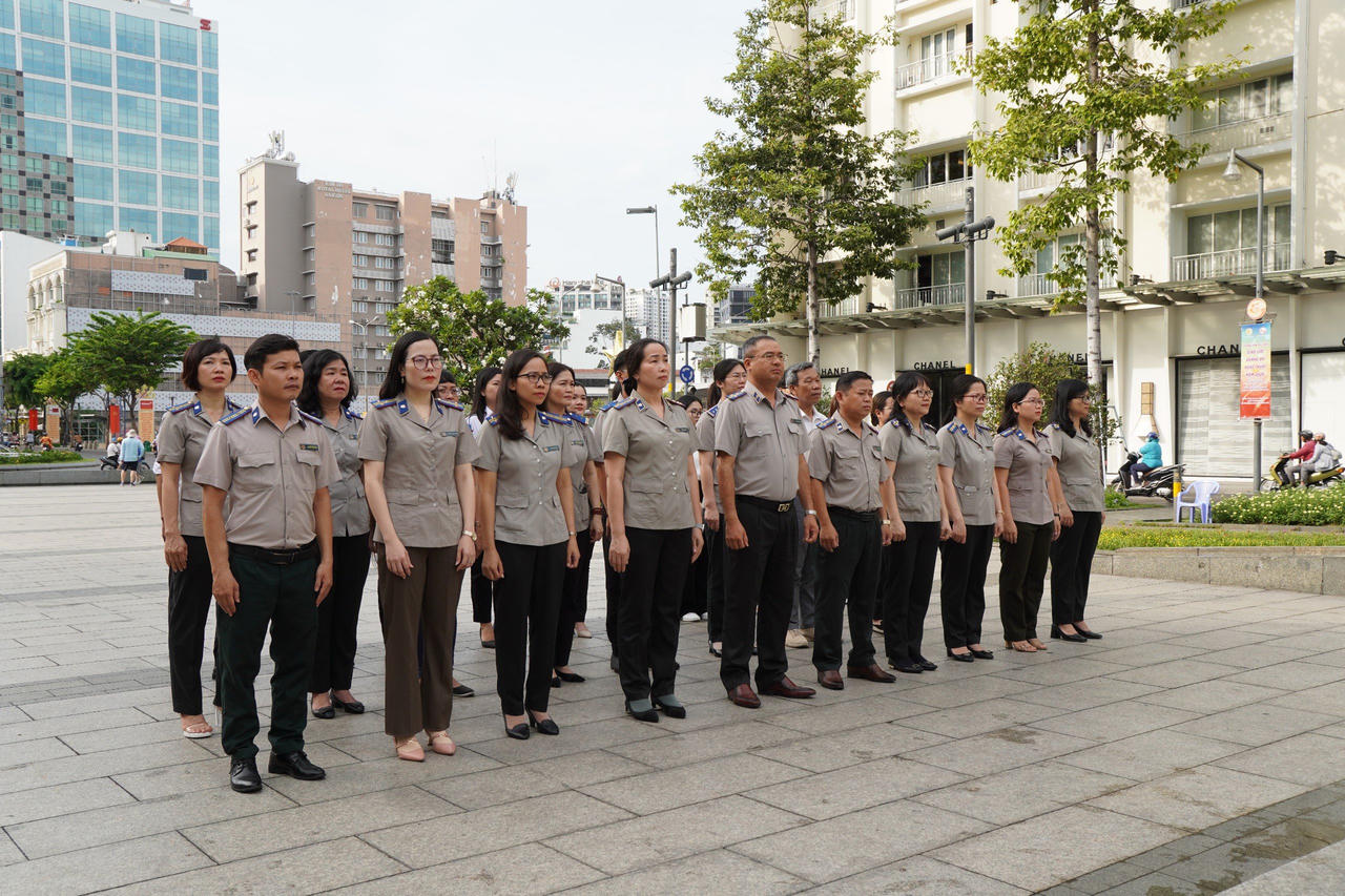 Chi cục Thi hành án dân sự Quận 1 dâng hương tưởng niệm Chủ tịch Hồ Chí Minh