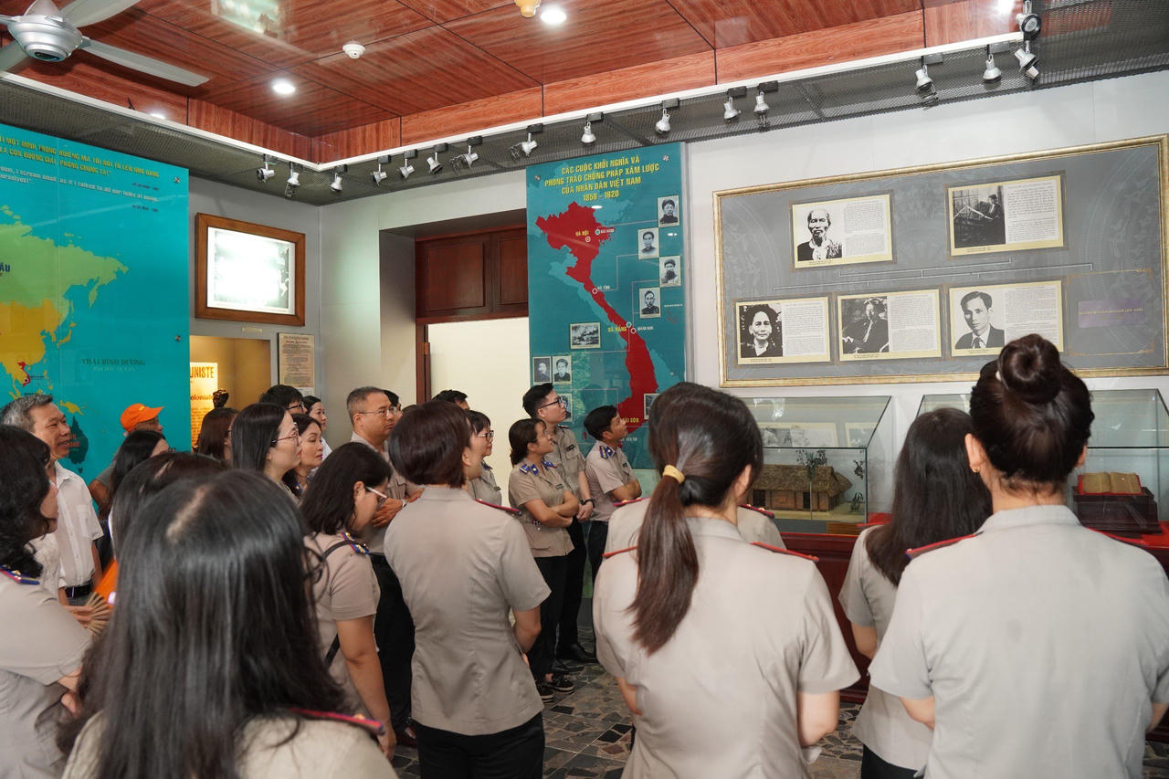 Chi cục Thi hành án dân sự Quận 1 dâng hương tưởng niệm Chủ tịch Hồ Chí Minh