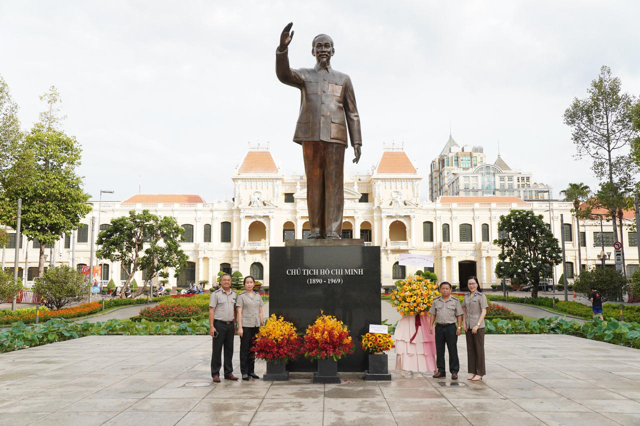 Chi cục Thi hành án dân sự Quận 1 dâng hương tưởng niệm Chủ tịch Hồ Chí Minh