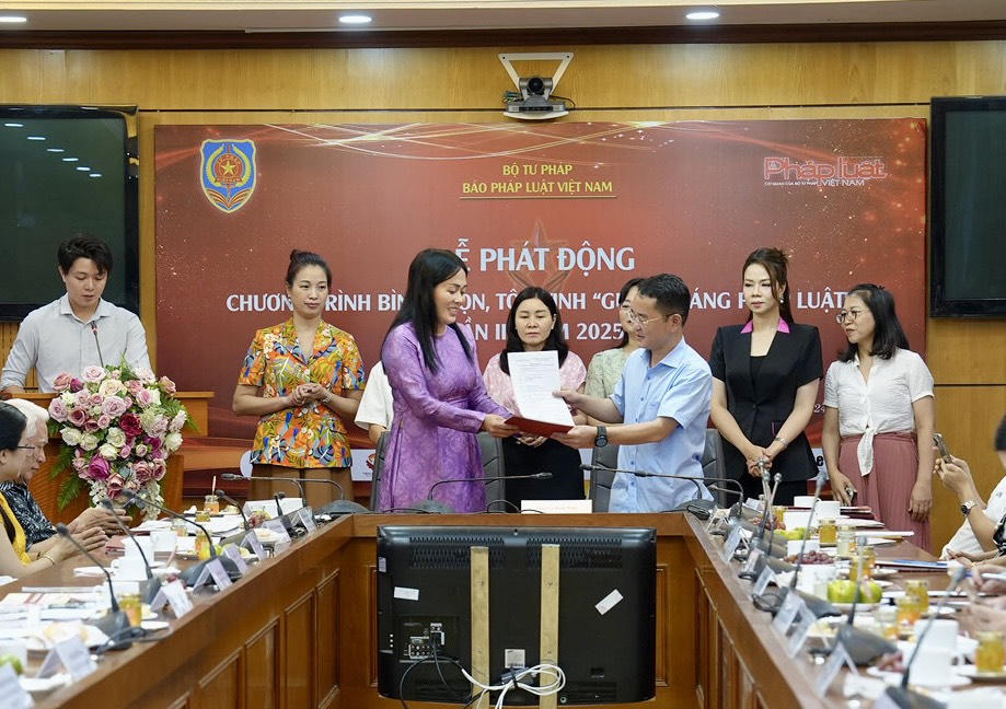 Phát động Chương trình bình chọn, tôn vinh 'Gương sáng pháp luật' lần III